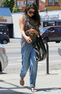 Selena Gomez feet photo thumbnail
