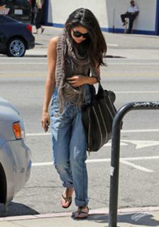 Selena Gomez feet photo thumbnail
