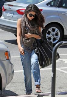 Selena Gomez feet photo thumbnail