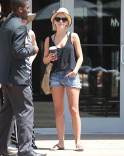 Julianne Hough feet photo thumbnail