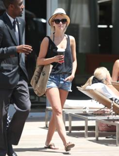 Julianne Hough feet photo thumbnail