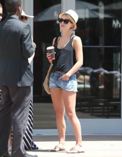 Julianne Hough feet photo thumbnail