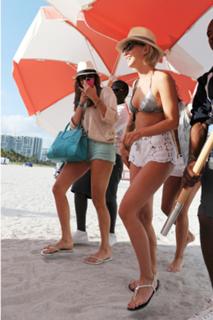 Julianne Hough feet photo thumbnail