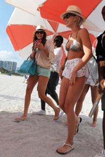 Julianne Hough feet photo thumbnail