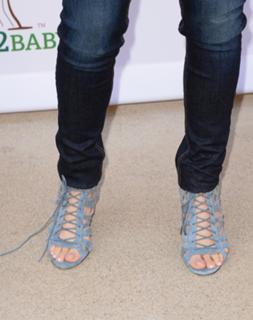 Alyssa Milano feet photo thumbnail
