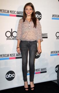Sarah Hyland feet photo thumbnail