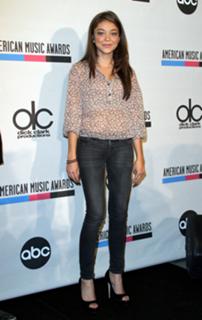 Sarah Hyland feet photo thumbnail