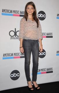 Sarah Hyland feet photo thumbnail