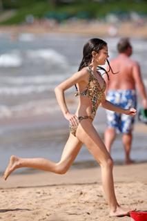 Sarah Hyland feet photo thumbnail