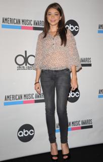 Sarah Hyland feet photo thumbnail