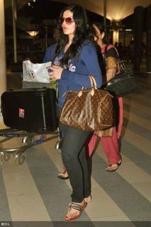 Zareen Khan feet photo thumbnail