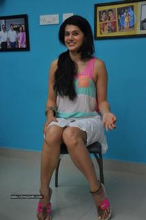 Taapsee Pannu feet photo thumbnail