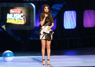 Selena Gomez feet photo thumbnail