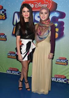 Selena Gomez feet photo thumbnail