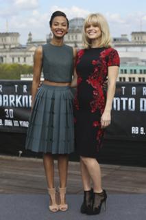 Zoe Saldana feet photo thumbnail