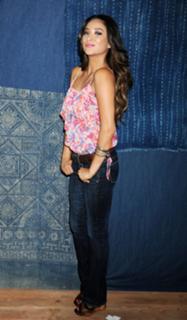 Shay Mitchell feet photo thumbnail