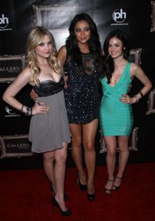 Shay Mitchell feet photo thumbnail