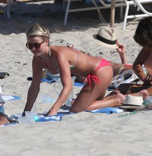 Julianne Hough feet photo thumbnail