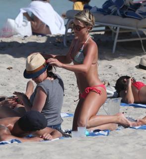 Julianne Hough feet photo thumbnail