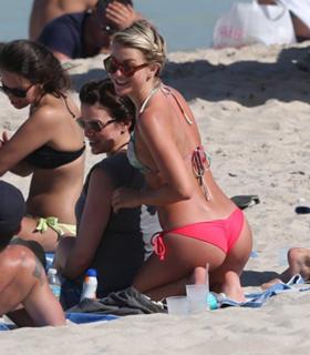 Julianne Hough feet photo thumbnail