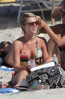 Julianne Hough feet photo thumbnail