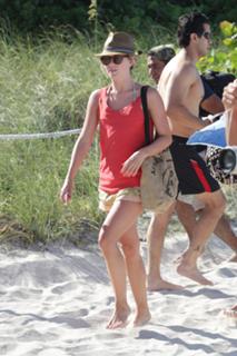 Julianne Hough feet photo thumbnail