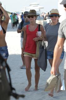 Julianne Hough feet photo thumbnail