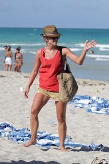 Julianne Hough feet photo thumbnail