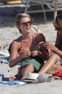Julianne Hough feet photo thumbnail