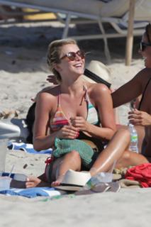 Julianne Hough feet photo thumbnail