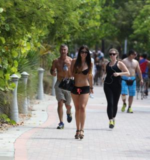 Claudia Romani feet photo thumbnail
