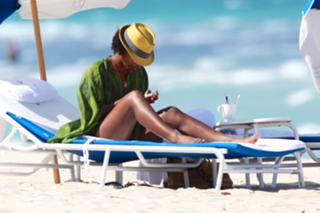 Kelly Rowland feet photo thumbnail