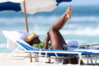 Kelly Rowland feet photo thumbnail