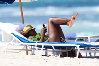 Kelly Rowland feet photo thumbnail