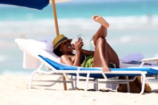 Kelly Rowland feet photo thumbnail
