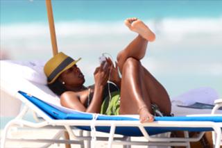 Kelly Rowland feet photo thumbnail