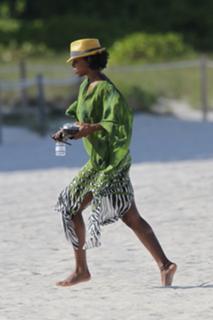 Kelly Rowland feet photo thumbnail