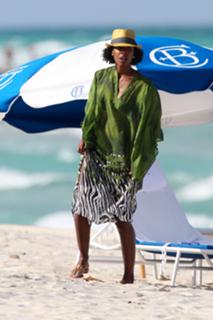 Kelly Rowland feet photo thumbnail
