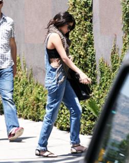 Selena Gomez feet photo thumbnail