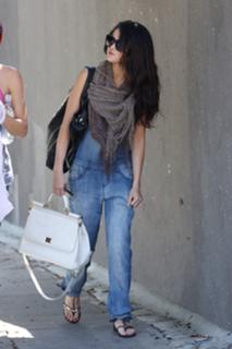 Selena Gomez feet photo thumbnail
