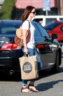 Emily Blunt feet photo thumbnail