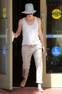 Jennifer Garner feet photo thumbnail
