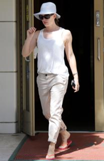 Jennifer Garner feet photo thumbnail
