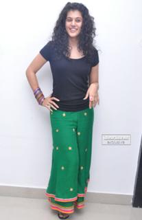 Taapsee Pannu feet photo thumbnail