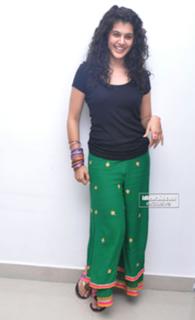 Taapsee Pannu feet photo thumbnail
