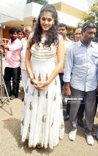 Taapsee Pannu feet photo thumbnail