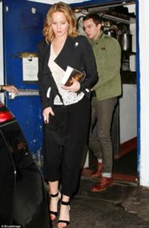 Jennifer Lawrence feet photo thumbnail