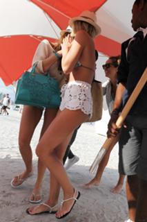 Julianne Hough feet photo thumbnail