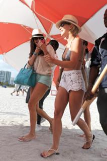 Julianne Hough feet photo thumbnail