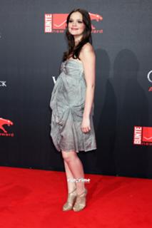 Emilia Schüle feet photo 2